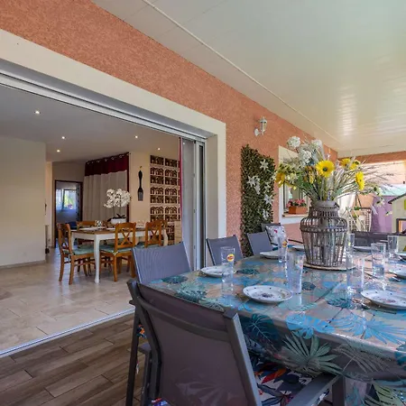 Feriehus Charming Ground Floor With A Heated Swimming Pool Cers
