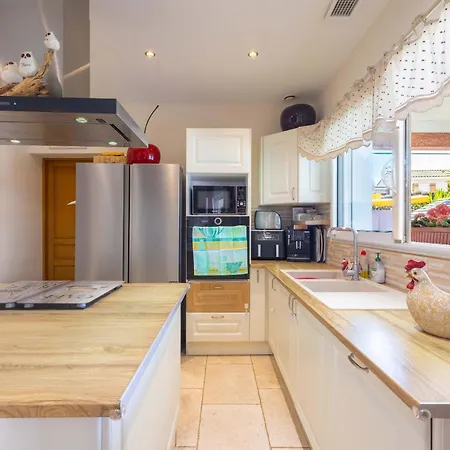 Σπίτι διακοπών Charming Ground Floor With A Heated Swimming Pool