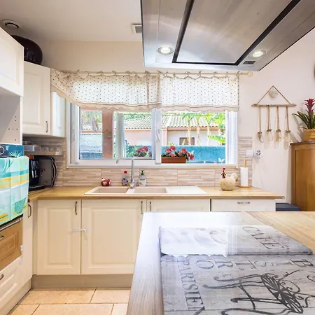 Charming Ground Floor With A Heated Swimming Pool *