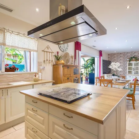 Charming Ground Floor With A Heated Swimming Pool *