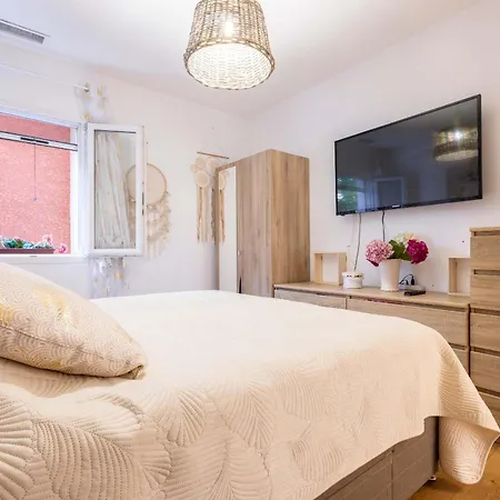 Charming Ground Floor With A Heated Swimming Pool