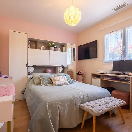 Charming Ground Floor With A Heated Swimming Pool