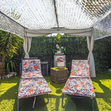 Charming Ground Floor With A Heated Swimming Pool *