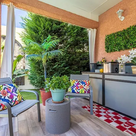 Charming Ground Floor With A Heated Swimming Pool Feriehus *