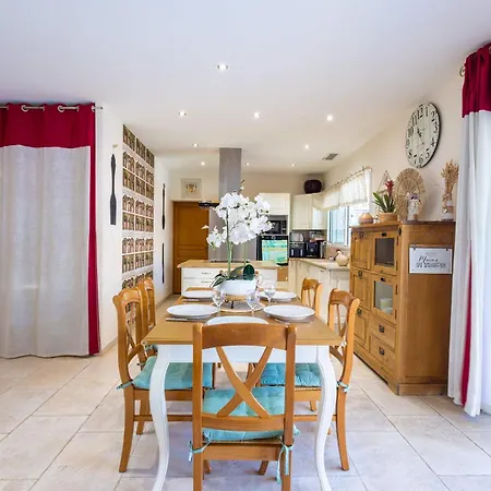 Charming Ground Floor With A Heated Swimming Pool *