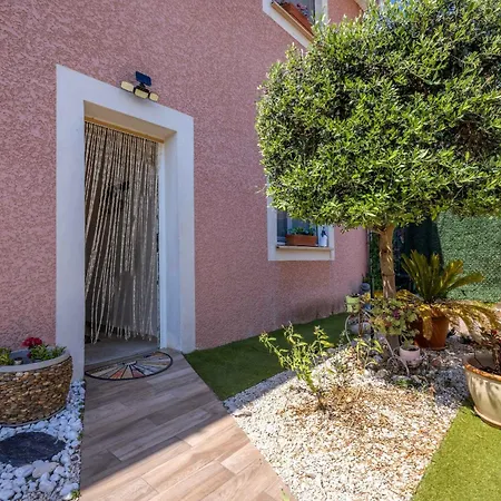 Charming Ground Floor With A Heated Swimming Pool