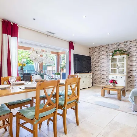 Charming Ground Floor With A Heated Swimming Pool Cers