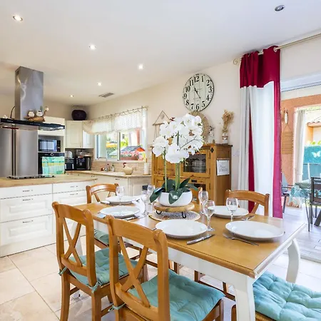Charming Ground Floor With A Heated Swimming Pool Feriehus *